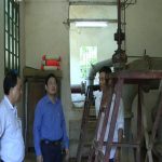 Đồng chí Nguyễn Công Châu PCT.UBND huyện kiểm tra tình hình hạn hán và công tác gieo cấy hè thu.